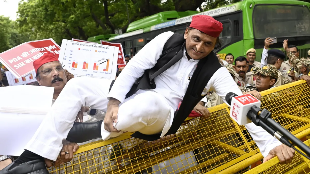 Akhilesh Yadav jumps barricade as police stop INDIA bloc march to ECI over Bihar SIR of electoral rolls