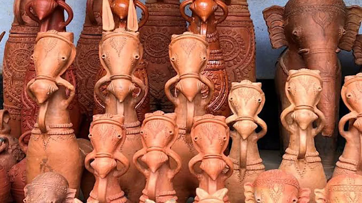 At Bankura’s biri factory, tradition of lectura still continues