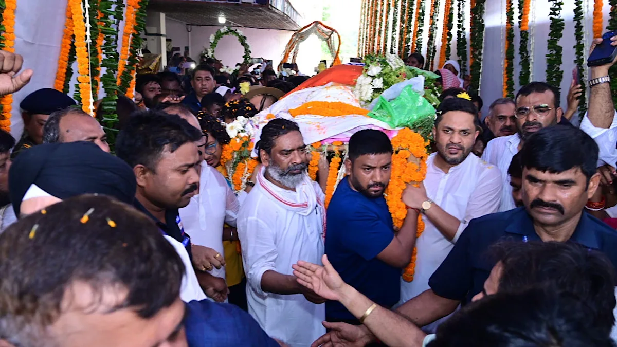 Shibu Soren cremated with state honours; Rahul, Kharge, Tejashwi attend funeral