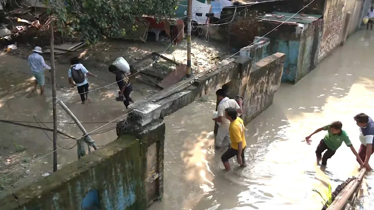 Delhi’s Yamuna Bazar flooded as river swells; residents struggle without food, shelter