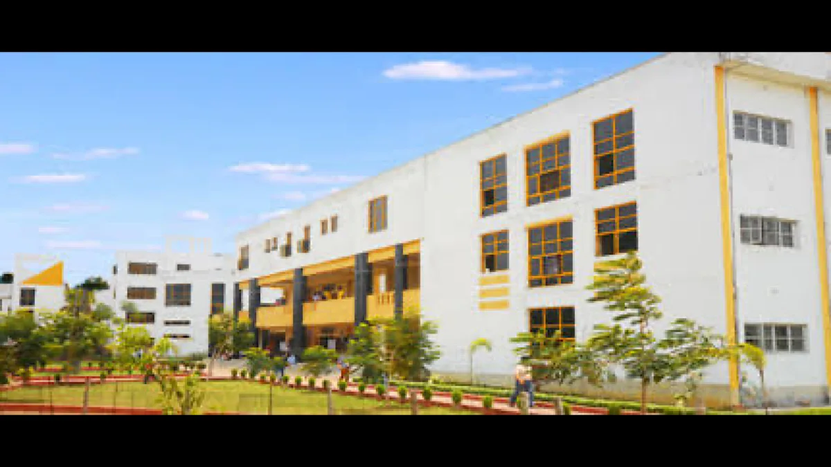 Industry leaders interact with students at technology institute