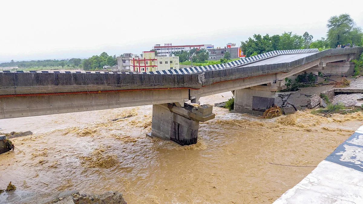 Life remains adversely affected in Jammu division, Jammu-Srinagar highway closed for 5th day, rail traffic completely disrupted