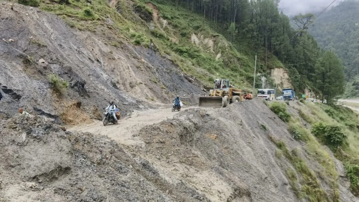 Over 700 pilgrims stranded on Badrinath Hemkund Saheb Road after landslides