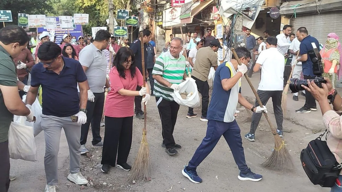 Karol Bagh residents join MCD officials for a fitness-cum cleanliness drive