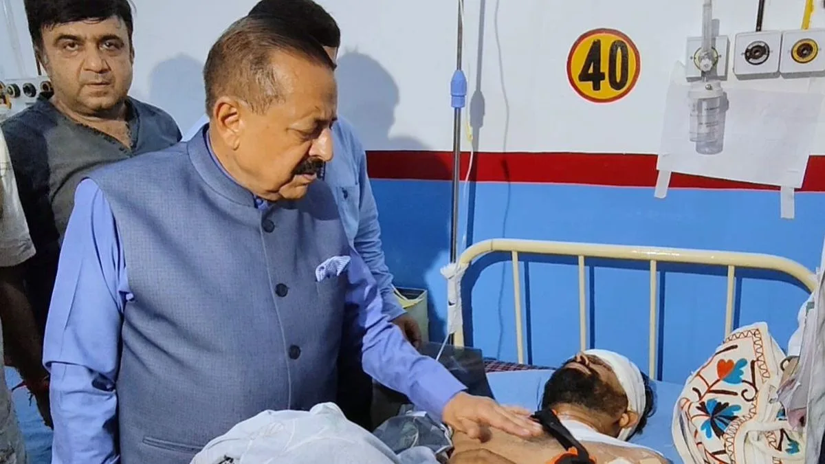 Jitendra Singh visits GMC Jammu, enquires health condition of people injured in cloudburst