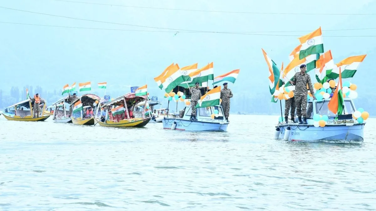 CRPF hosts ‘Tiranga Boat Rally’ on Dal Lake to mark Independence Day eve