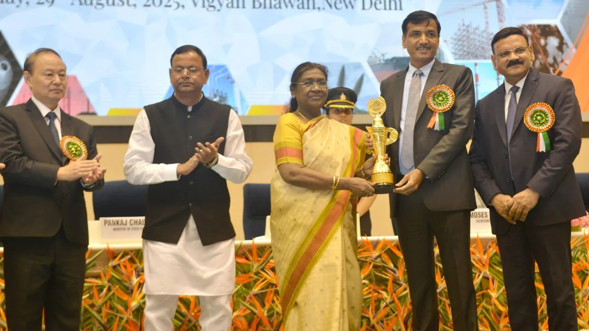 Hon’ble President confers SCOPE Eminence Award in HR management to POWERGRID