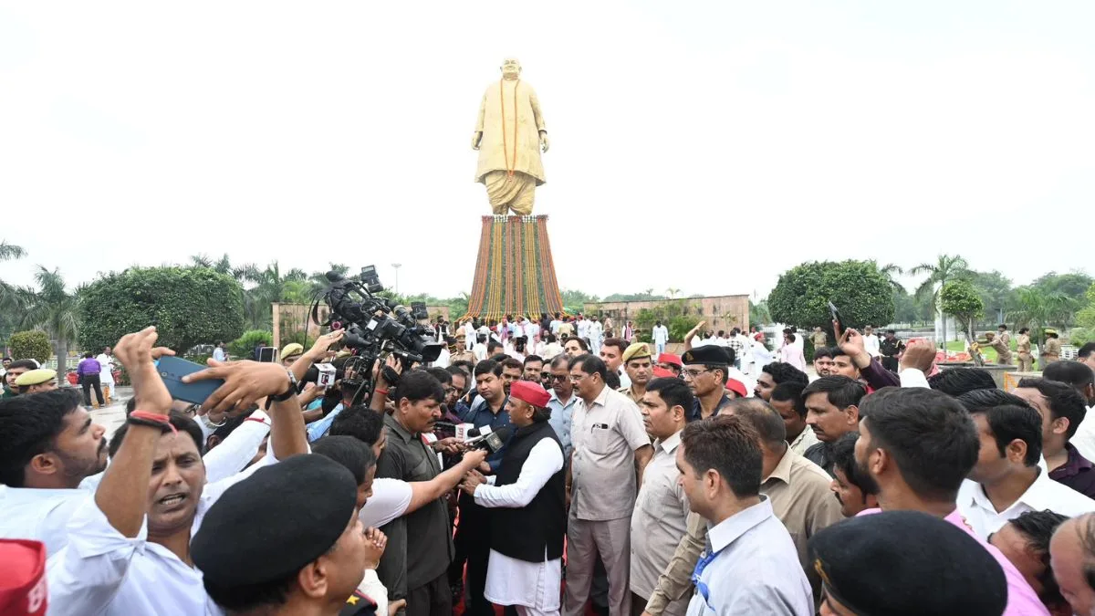 Akhilesh Yadav dares UP government to stop PDA Pathshala