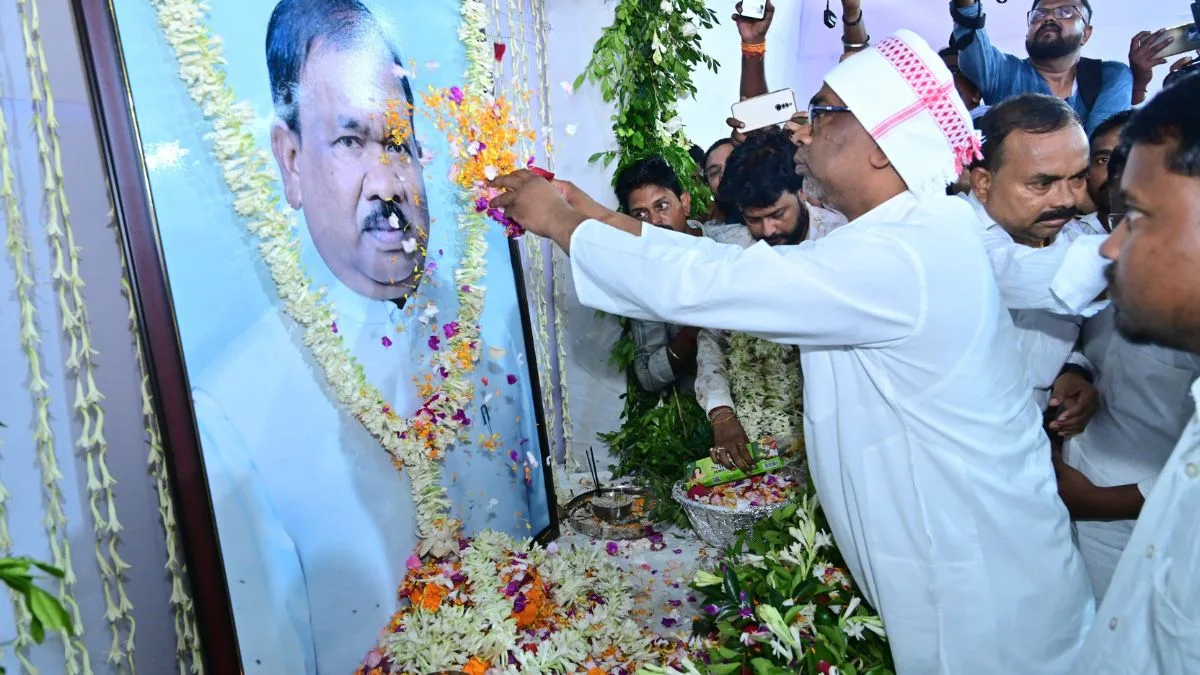 Jharkhand CM pays tribute to former education minister Ramdas Soren