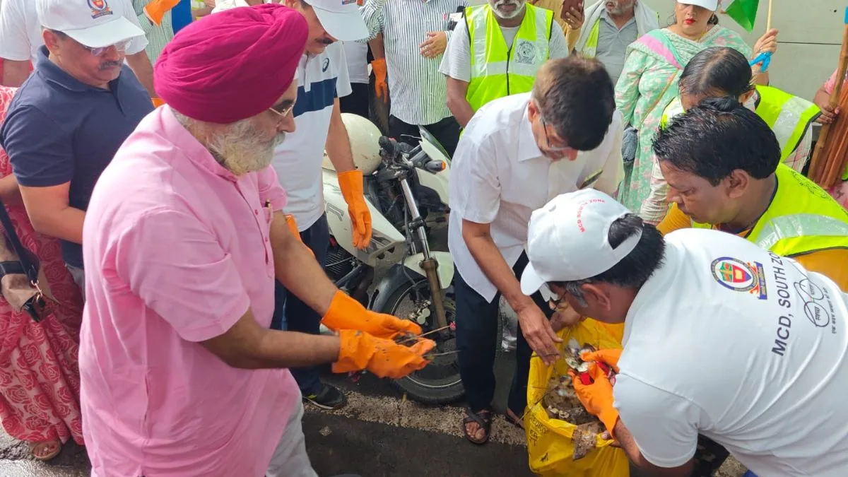 Delhi Mayor, BJP leaders join hands in cleanliness drive
