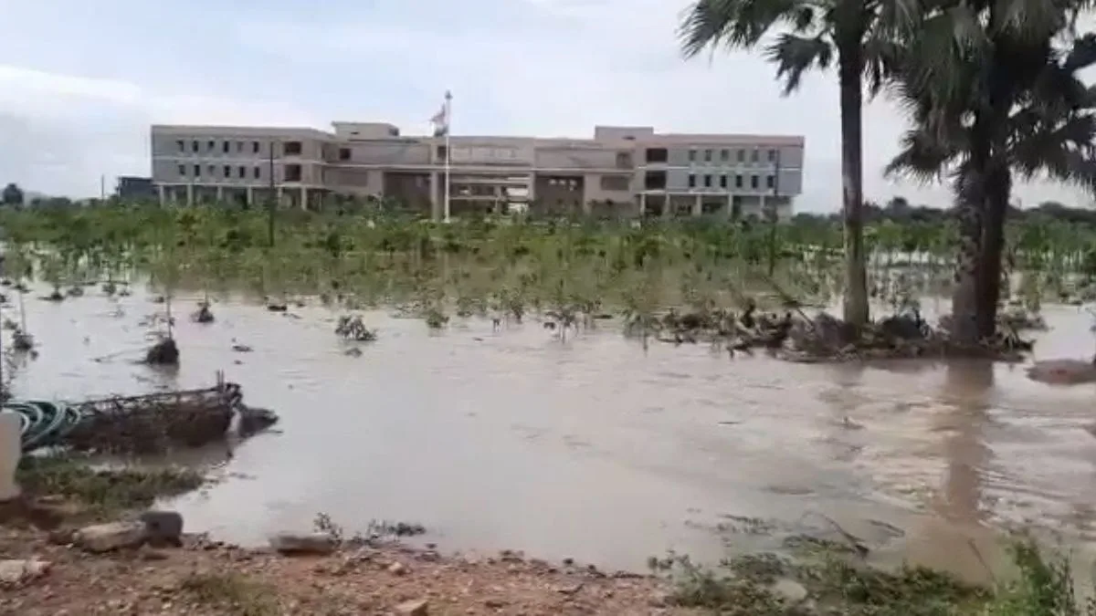 Scores trapped, road-rail traffic disrupted as rain wreaks havoc in Telangana