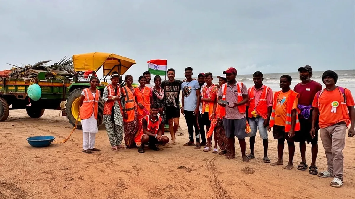 Akshay Kumar celebrates Independence Day with beach cleanup volunteers
