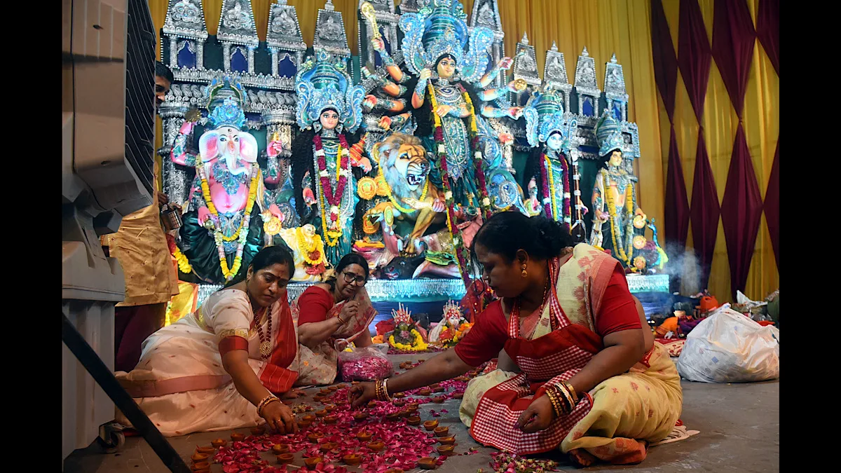 PM Modi attends Durga Puja at Delhi’s Chittaranjan Park, highlights unity and cultural heritage
