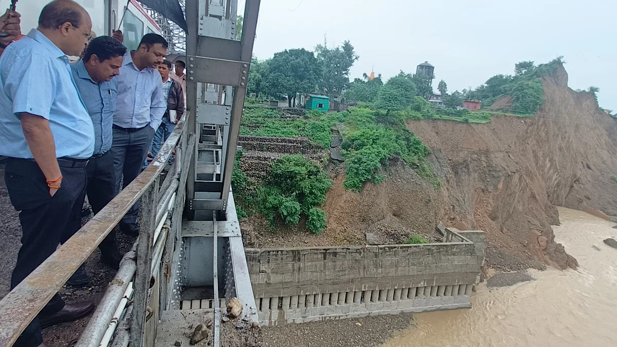 DRM conducts inspection of damaged railway bridges on Jammu-Pathankot section