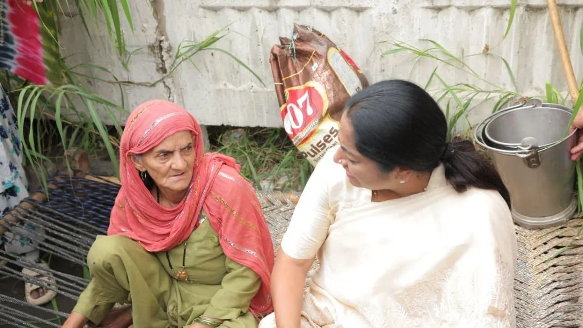Yamuna in spate, Delhi CM reviews situation & meets affected people in floodplains