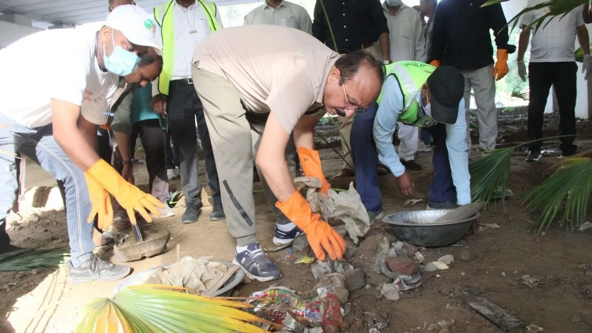 Delhi minister joins Ring Road cleanliness drive