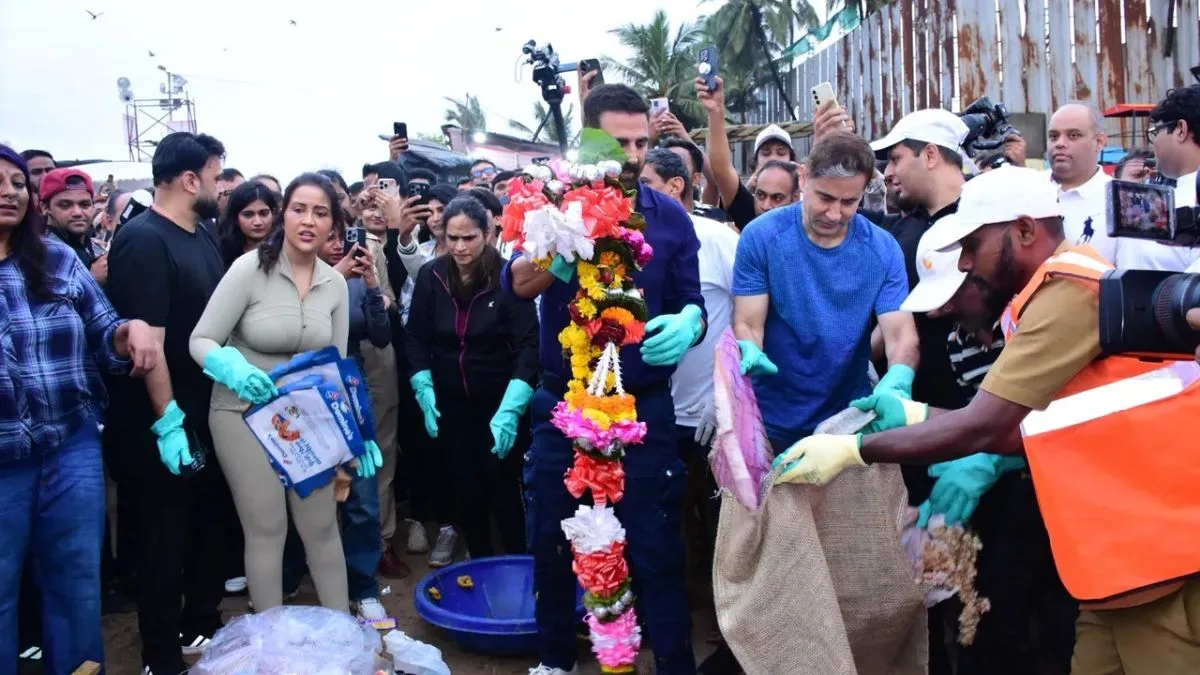 Akshay Kumar takes charge of Juhu beach clean-up post-Ganpati