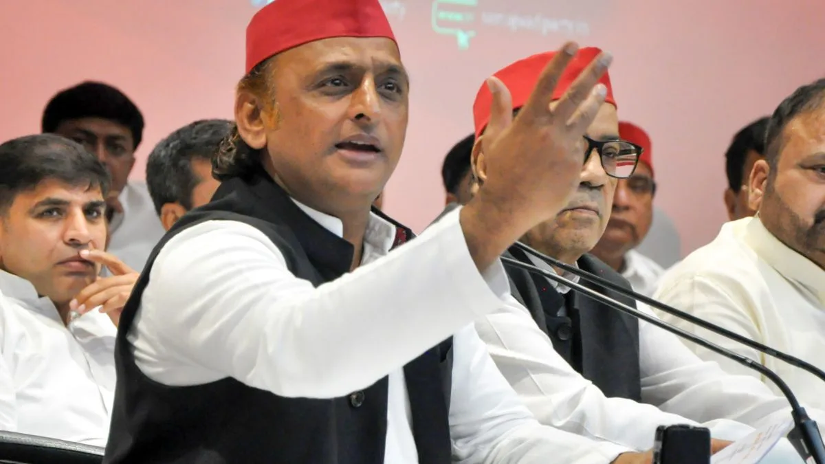 Akhilesh turns spotlight on dumping of chemicals in Yamuna