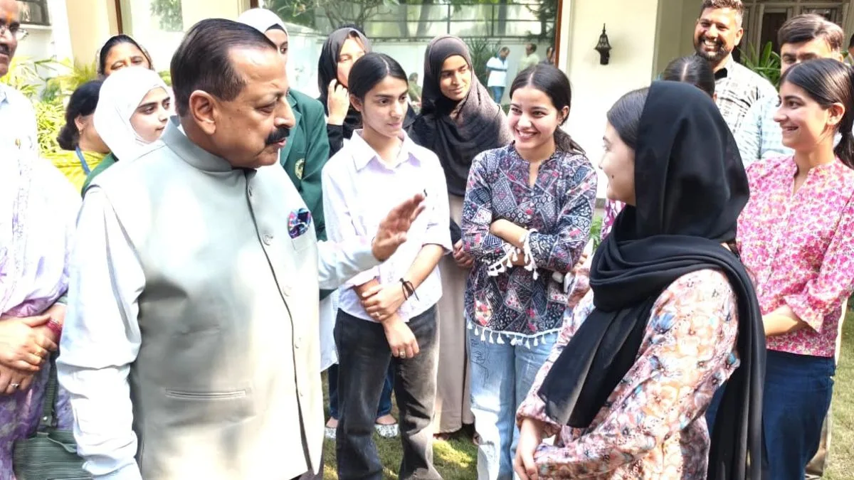 Jitendra Singh felicitates Class 10 topper girls with laptops across five districts