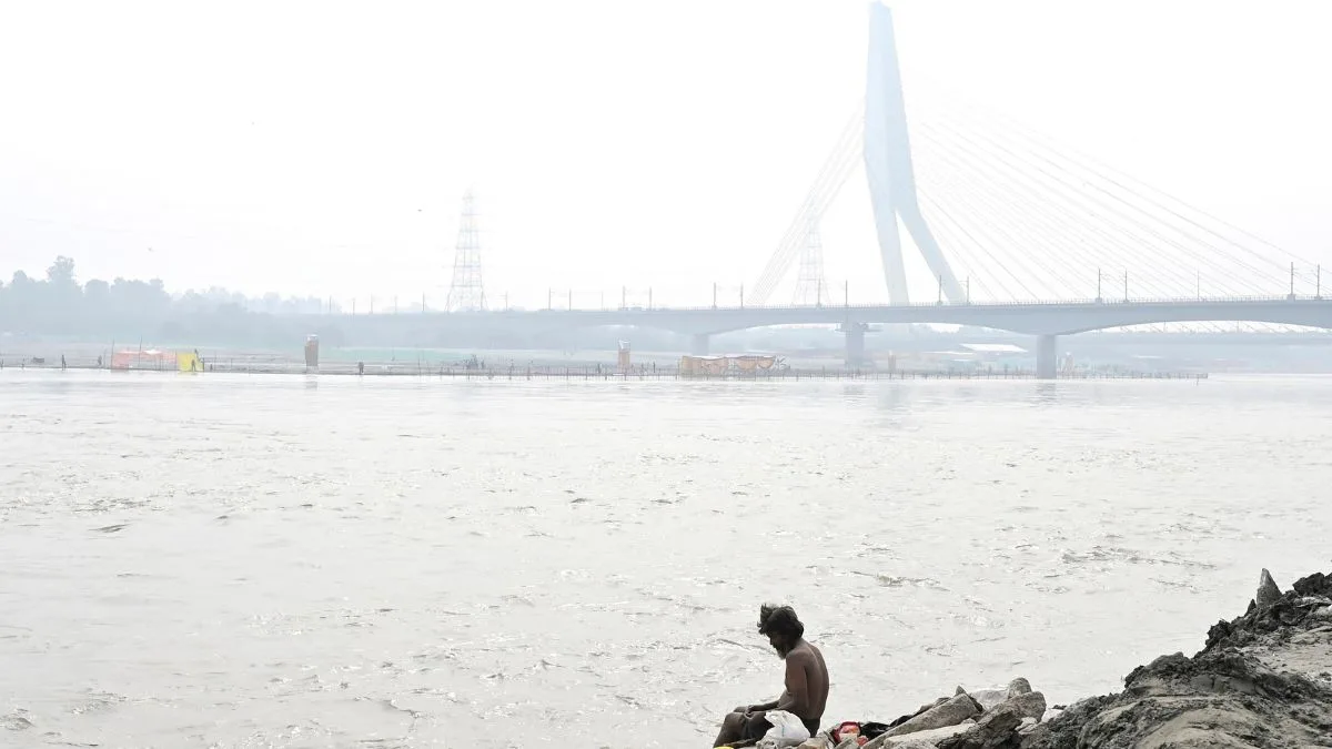 Overcast sky, no rain as Delhi air quality improves slightly