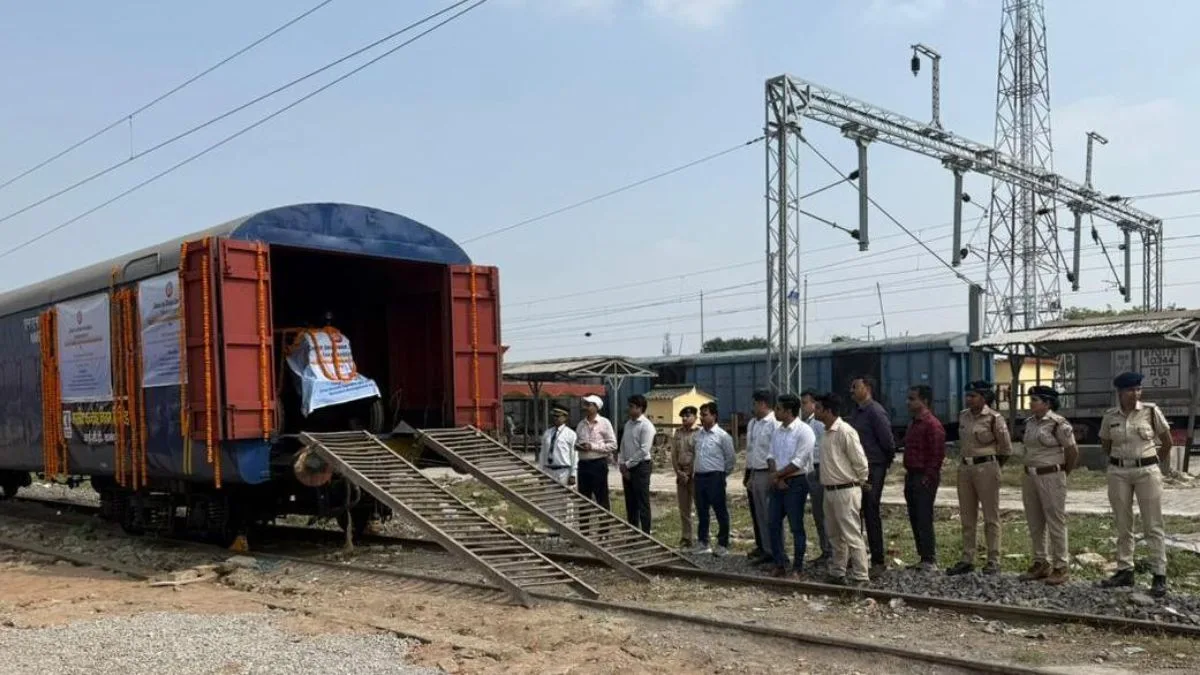 Railway Minister inaugurates country’s 1st door-to-door logistics service near Lucknow