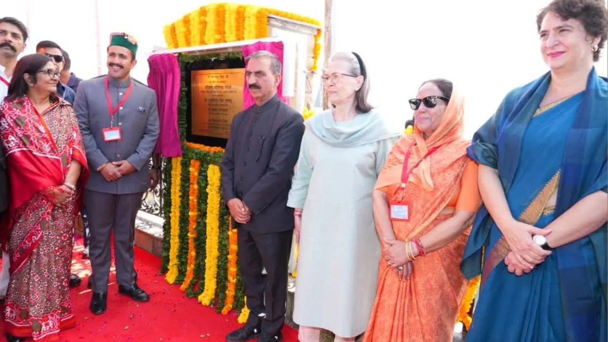 Sonia Gandhi unveils statue of former six-time CM Virbhadra Singh in Shimla