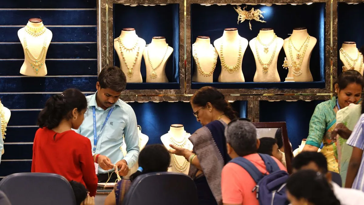 Gold records first weekly loss after nine-week surge