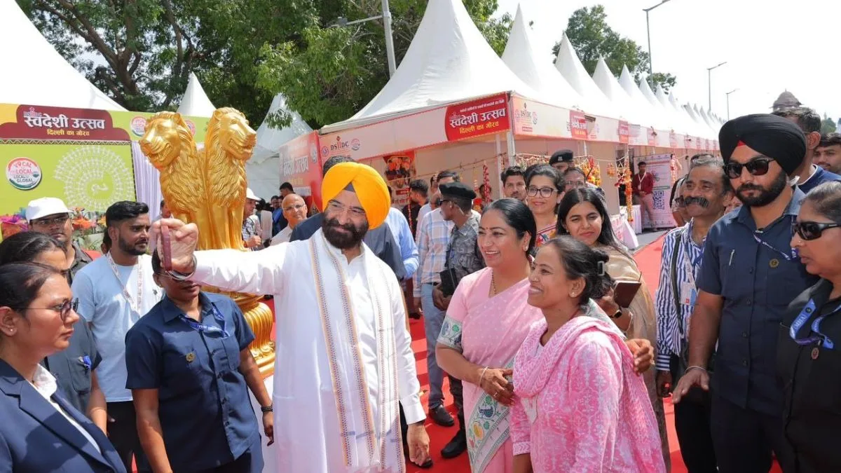 ‘Swadeshi’ is best way to become self-reliant, strengthen identity: Delhi CM
