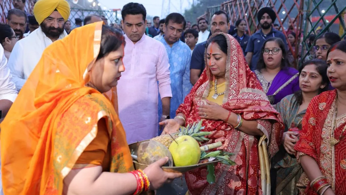 Delhi CM offers Arghya to rising sun during Chhath Puja at Hathi Ghat