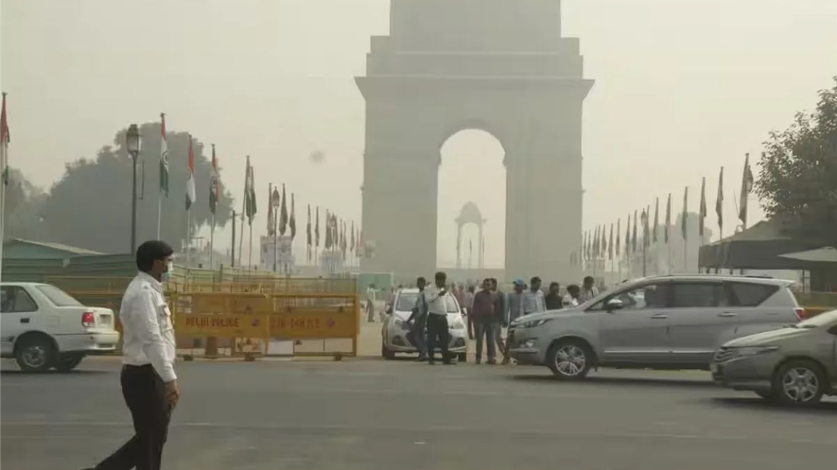 Smog shrouds Delhi as AQI remains ‘Poor’ at 248, breathing discomfort persists