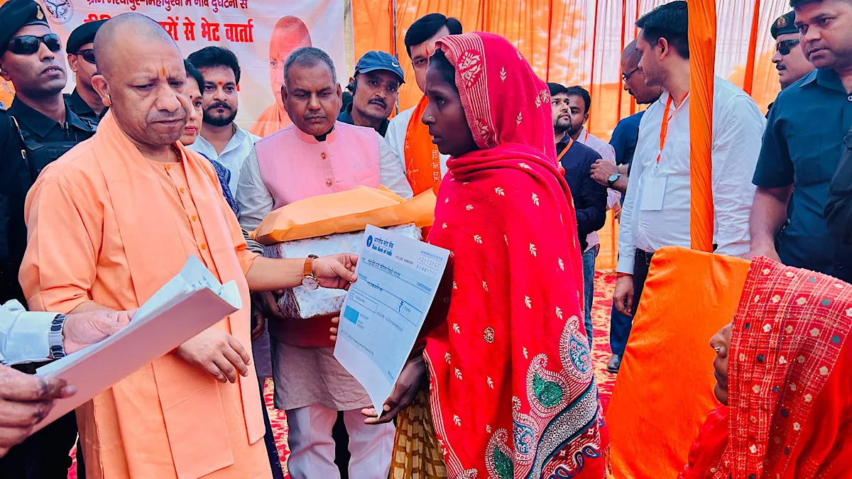 UP CM Yogi  meets victims of the Bahraich boat accident, assured rehabilitation, compensation