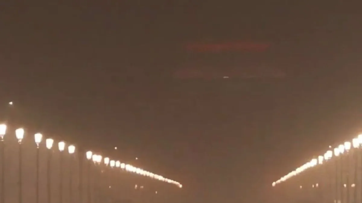 India Gate disappears in smog as Delhi’s AQI drops to ‘very poor’