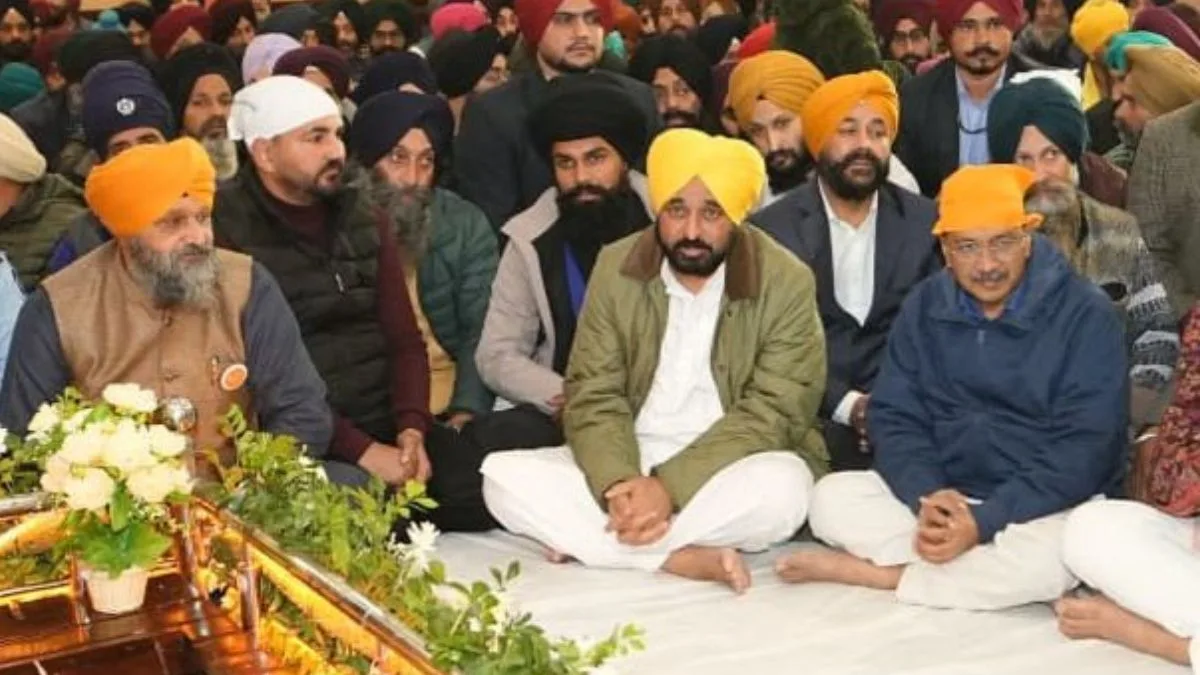 Punjab CM Bhagwant Mann, Arvind Kejriwal join Sangat in Kirtan Darbar at Srinagar Gurudwara