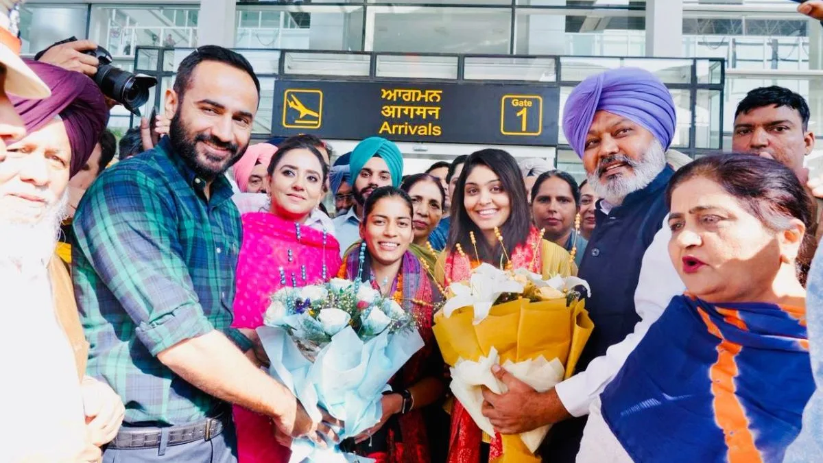 World champion cricketers Harleen Deol and Amanjot Kaur arrive in Chandigarh to grand welcome