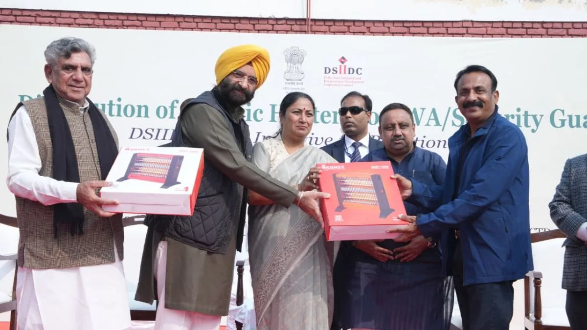 Govt distributes electric heaters to RWAs to curb pollution, provide relief to guards in winter: CM