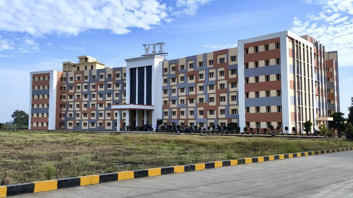 Agitated over unhygienic conditions, VIT College students resort to violent protest, arson