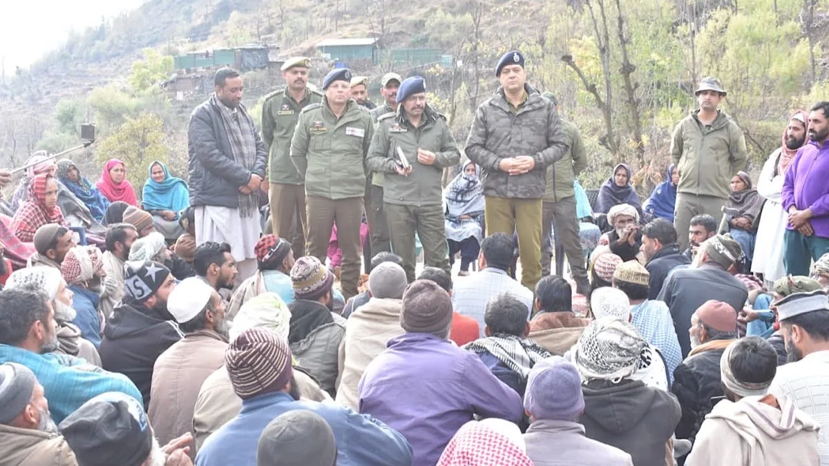 DIG interacts with residents in villages across border fence in Poonch