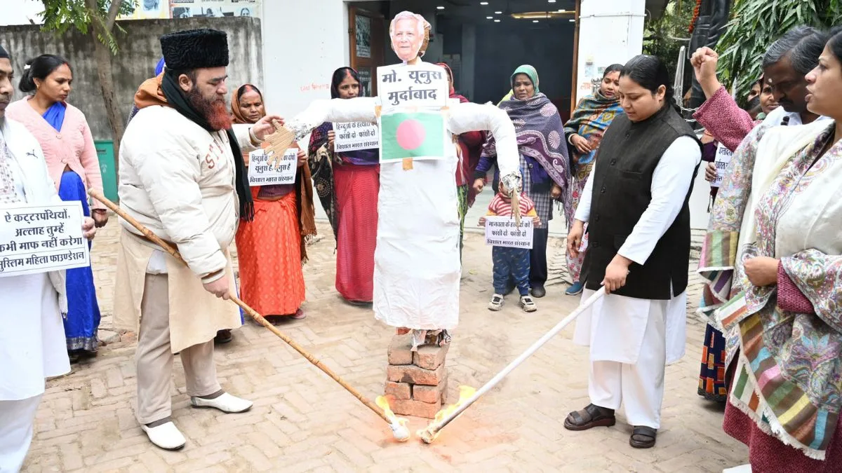 Muslim women burn effigy of Bangladesh Adviser Yunus, call him a Pakistani puppet