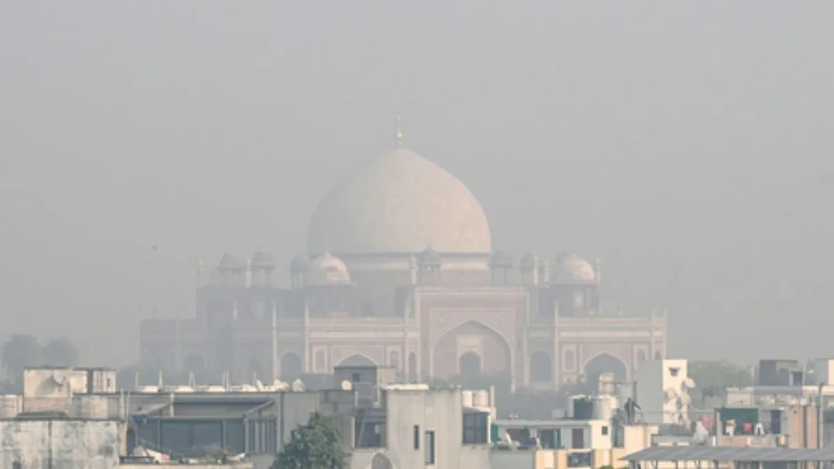 Toxic haze cloaks Delhi even as mercury rises; transport, industries remain top polluters