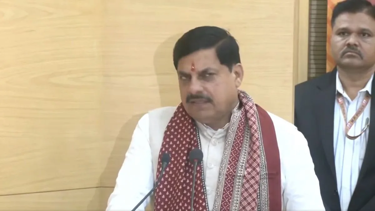 MP CM conducts surprise inspection of wheat procurement centre