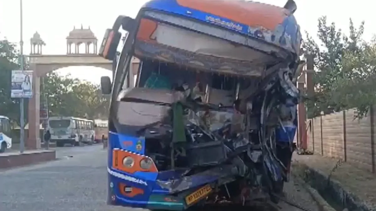 4 killed, 18 injured in sleeper bus–truck collision in Sikar district