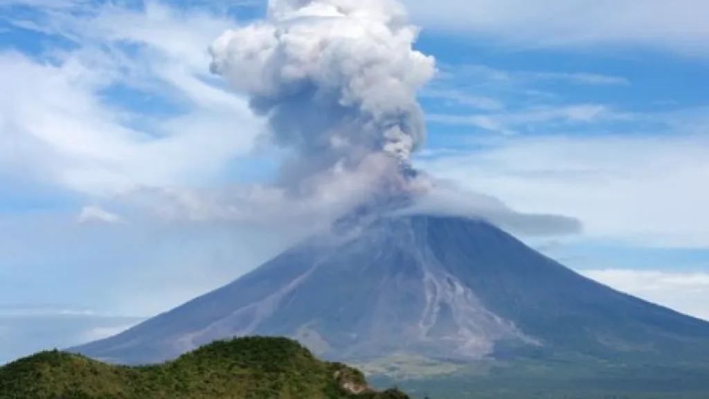 Philippines raises Mayon Volcano alert to Level 3 amid dome collapse  activity - The Statesman