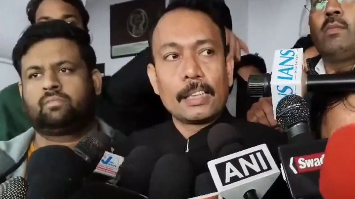 Suspended PCS officer launches protest against administration in Bareilly