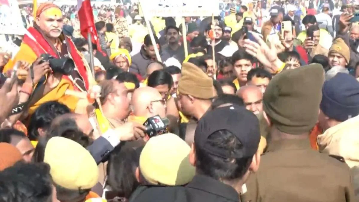 Akhara Parishad backs Yogi in Magh Mela row, seeks action against erring cops