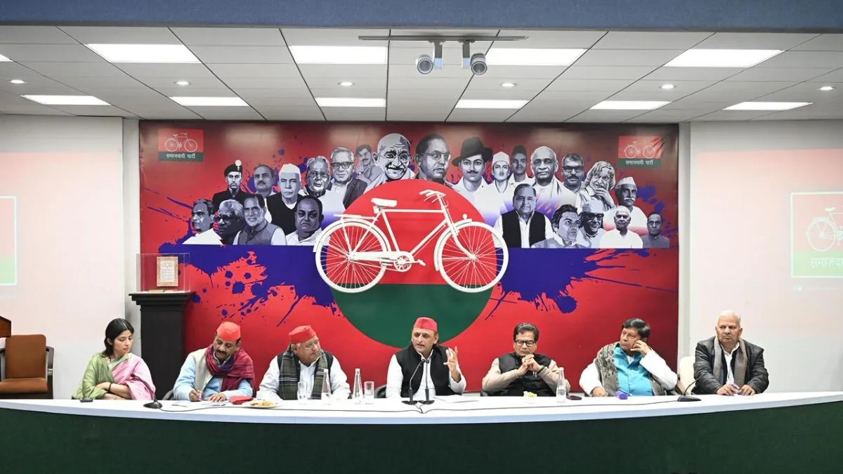 Akhilesh calls on all party MPs to work day and night to bring back SP regime