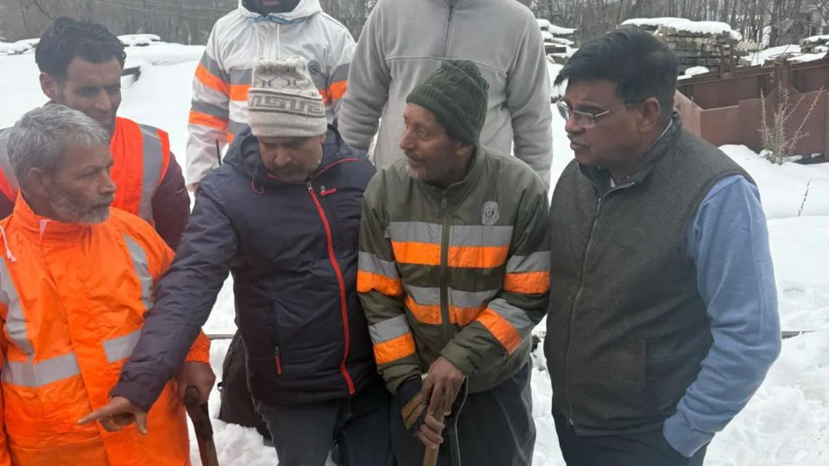 Northern Railway GM reviews rail readiness in Kashmir as temperatures dip below zero