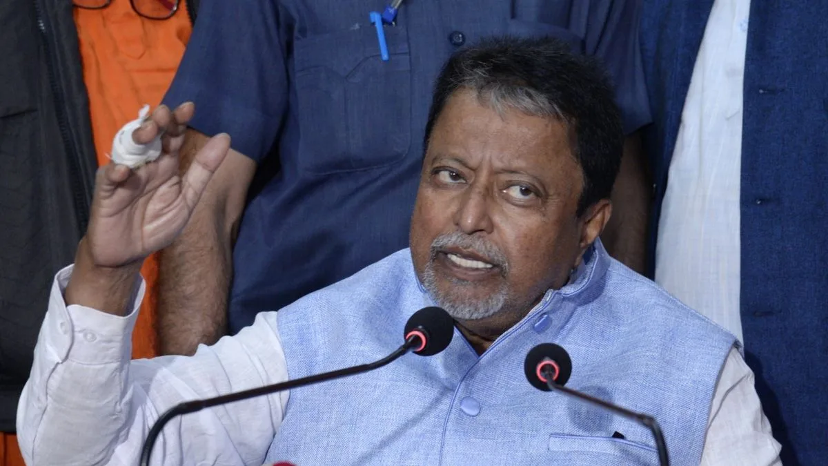SC puts on hold Calcutta HC judgment disqualifying Mukul Roy as MLA over alleged defection to TMC