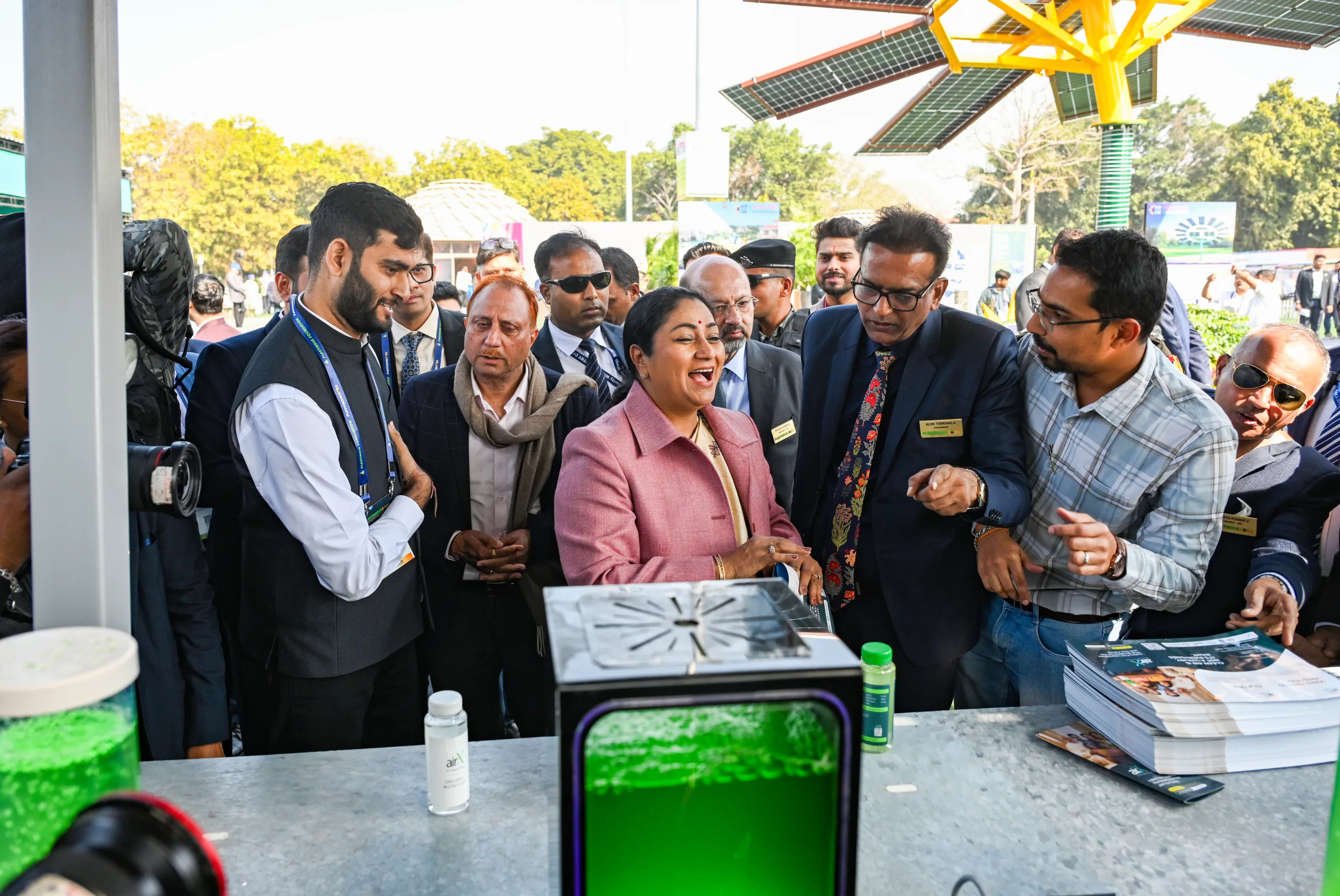 CM Rekha Gupta visits an exhibition stall and interacts with exhibitors. img
