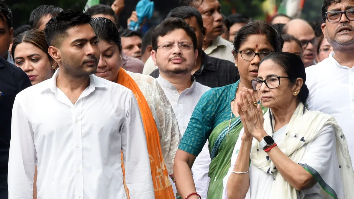 Mamata threatens EC; blames Centre, Delhi Police for atrocities against Bengalis at Banga Bhawan