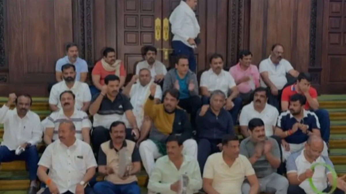 BJP-JD(S) MLAs’ day-and-night protest in K’taka Assembly continues; lawmakers take morning walk, sing bhajans